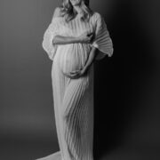 Schwangere Frau im moderenen Schwangerschaftskleid im Fotostudio Hamburg Bergedorf