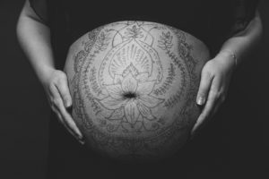 Babybauchfoto Schwarz Weiss