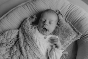 Neugeborenes in eine kuschelige Decke gewickelt im Fotostudio Babyfoto Bergedorf