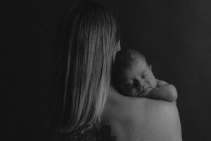 Baby auf dem Arm der Mutter