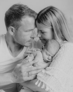 modernes Familienfoto mit neugeborenem Baby im Fotostudio Hamburg Bergedorf